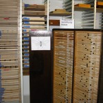 Abbildung: Rechts im Bild ein alter Sammlungsschrank von Heinze, links hinten ein neues Sammlungsregal (Stand Mai 2011). Inzwischen sind in dem neuen Regal zwei weitere Reihen mit Tabletts gefüllt.