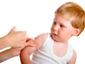 niño recibiendo vacuna en el brazo