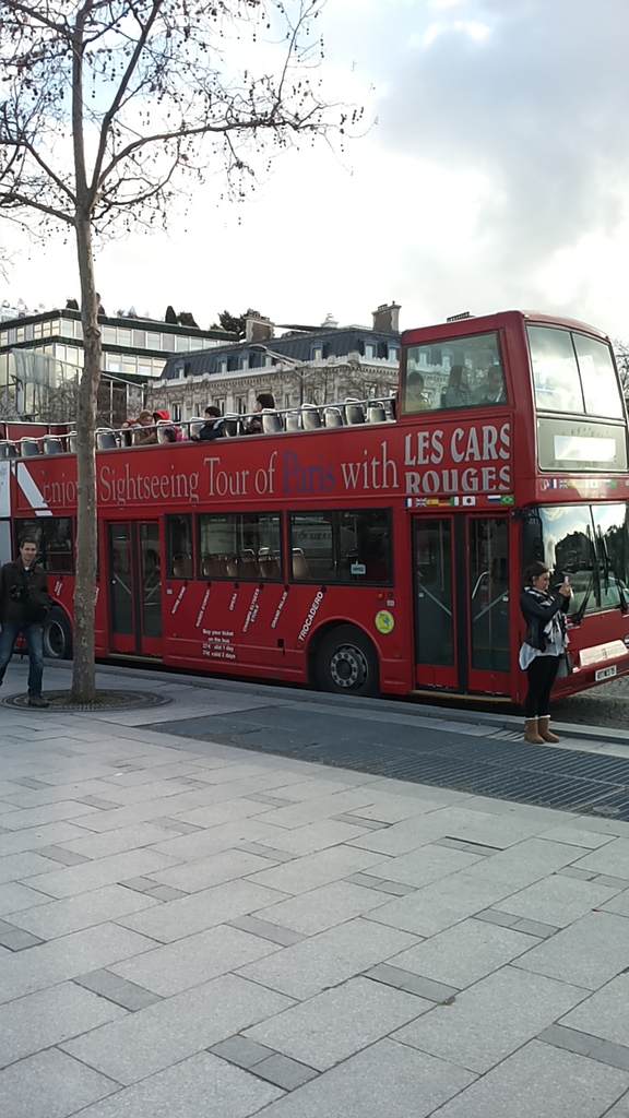 L'aro di piazza Charles de Gaulle - autobus turistico a due piani - Negozio Cartier
