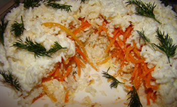готовый нежный салат с сыром, курочкой, морковью, яйцом