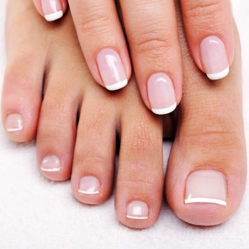 round-nails-french-manicure