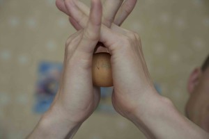 Легко ли раздавить яйцо руками