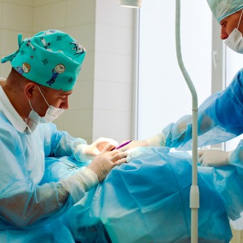 plastic-surgeon-doctor-operation