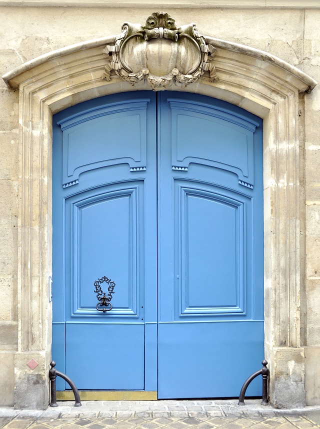 A blue door in Paris
