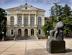 Kragujevačka gimnazija i spomenik Vuku Karadžiću.jpg
