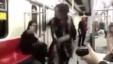 Иранская девушка танцует в метро без накидки, покрывающей волосы. Скриншот размещенного в интернете видео.