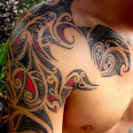 tatouage polynésien épaule couleur