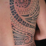 tatouage polynésien côté dos