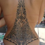 tatouage polynésien dos dans la hauteur
