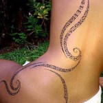 tatouage polynésien hanches et dos femme