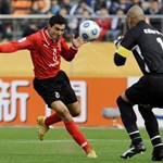 Mexican club team Pachuca captain and goalkeeper Miguel Calero (R) tries to catch the ball in front of Egyptian club team Al Alhy midfielder Mohamed Barakat