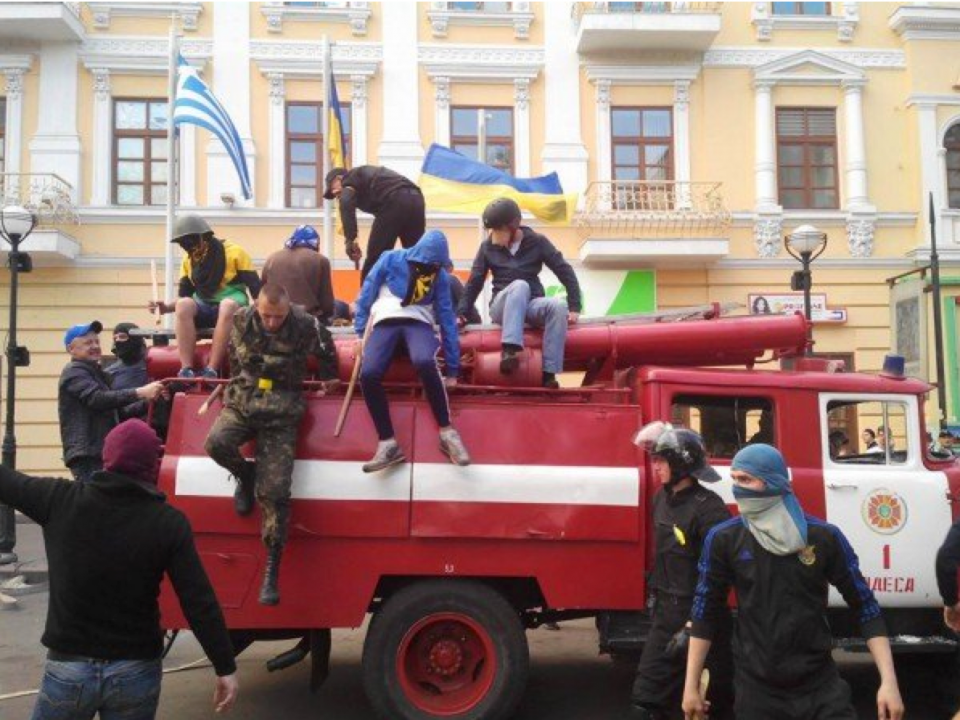 Odessa-fascists-block-firetrucks-2_0.png