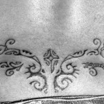 tatouage polynesien bas du dos fin