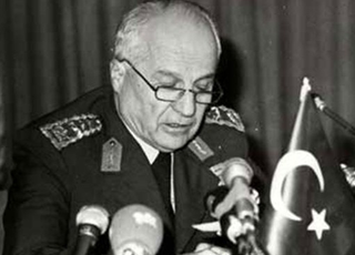 Türk Silahlı Kuvvetleri'nin 17'inci Genelkurmay Başkanı Kenan Evren, liderliğini yaptığı 12 Eylül 1980 Askeri Darbesi'nden sonra devlet başkanı unvanını alarak, 9 Kasım 1982'de  Anayasası'nın halkoyuna sunulup yürürlüğe girmesi ile birlikte Türkiye'nin yedinci cumhurbaşkanı oldu.