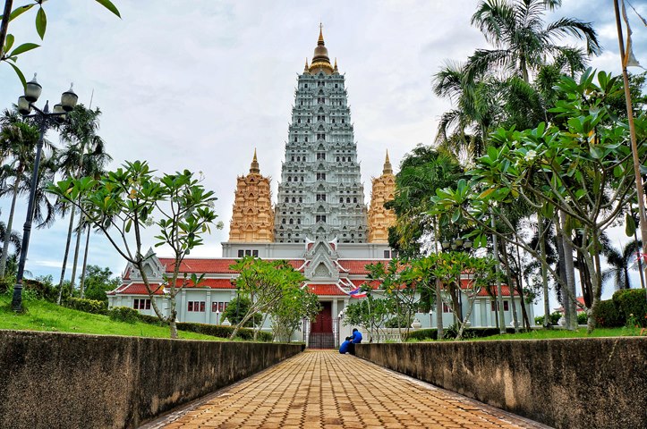 The entrance of the monastic complex, and Wat Yansangwararam towering above it.