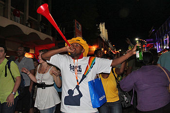 English: Man blowing a vuvuzela, Cape Town, So...