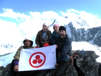Знамя Мира на вершинах  Алтая. Альпинисты на пике Юрия Рериха.