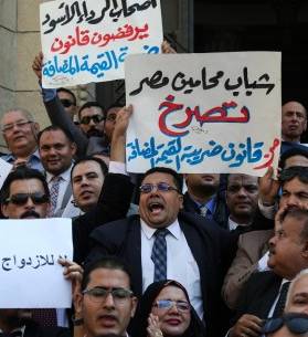 وقفة أمام دار القضاء العالى ضد قانون ضريبة القيمة المضافة، 1 أكتوبر 2016. تصوير: محمد الراعي - أصوات مصرية
