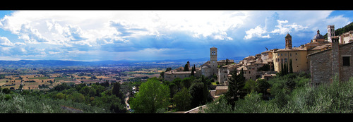 Veduta parziale di Assisi dalla Piazza San Chiara