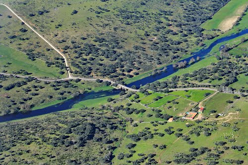 Vista aérea de la crtra de Villares de yeltes a Pozos de Hinojo y del río Huebra