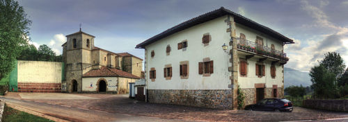 Fronton, iglesia y casona de Gaztelu