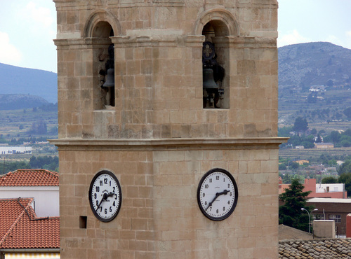 SAX (Provincia de Alicante). Dos de los 4 relojes de la torre de la iglesia parroquial.
