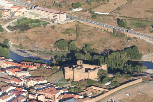 Foto aérea del castillo de El Barco de Avila y el río Tormes