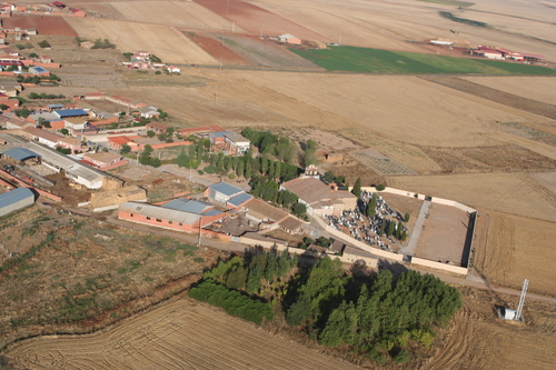 Vista aérea de la iglesia y cementerio de Pajares de la Lampreana