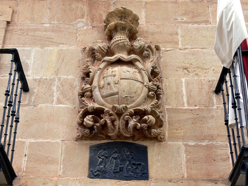 HUÉRCANOS (La Rioja). 2007. 08. Escudo de Ignacio González Sáenz de Arellano.