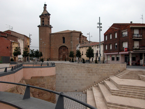 AGONCILLO (La Rioja). 2005. Plaza del Castillo. Iglesia de Nª Sª de la Blanca (sXVI-XVIII).