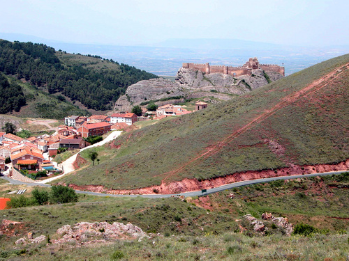CLAVIJO (La Rioja). 2005. 06. Vista del pueblo y castillo.