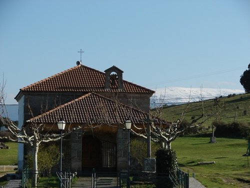 Ermita de San Roque y detras la Covatilla