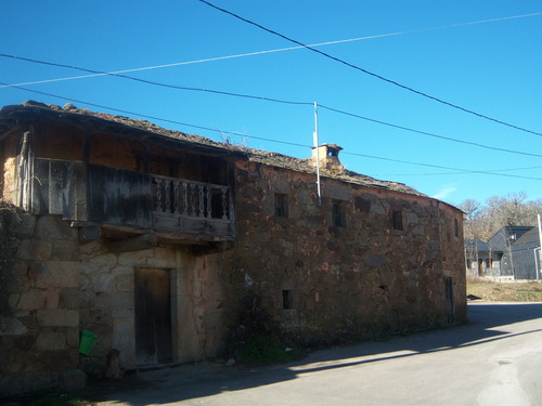 Casas antiguas en la plaza de Rioconejos