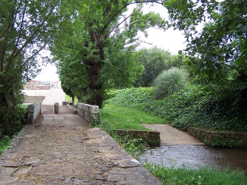 Arroyo y puente en la ermita de Santa Lucia en Pieiro.