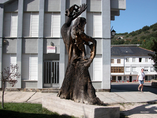 CAMINO DE SANTIAGO (2005). VEGA DE VALCARCE (El Bierzo-Len). Estatua de madera de castao.