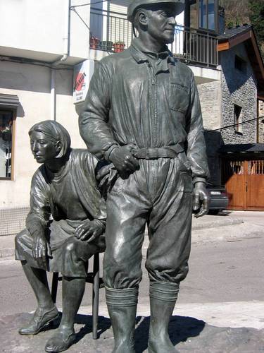 Monumento a la familia minera en Zarréu.