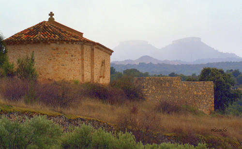 Iglesia medieval y tetas de Viana al fondo, (Morillejo, Guadalajara)