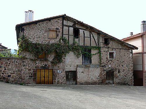 VALGAÑÓN (Valle del Oja). La Rioja. 2006. Arquitectura rural.