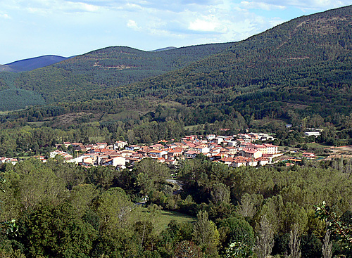 VALGAÑÓN (Valle del Oja). La Rioja. 2006. Panorámica desde la carretera L-111.
