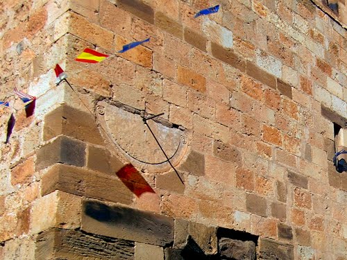 El Reloj Solar de la fachada de la Iglesia, sigue funcionando con total precisión