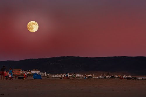 Luna sobre la Playa de Zahara de los Atunes. Moon over Zahara de los Atunes Beach.