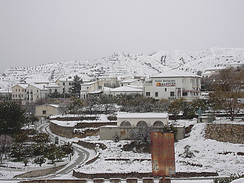Hotel Amanecer y piscina municipal (nevada marzo 2005)