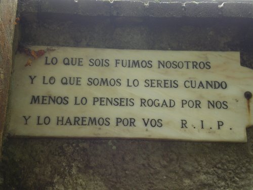 Inscripción en la puerta del cementerio de Tiñana ( propio para estas fechas del año)