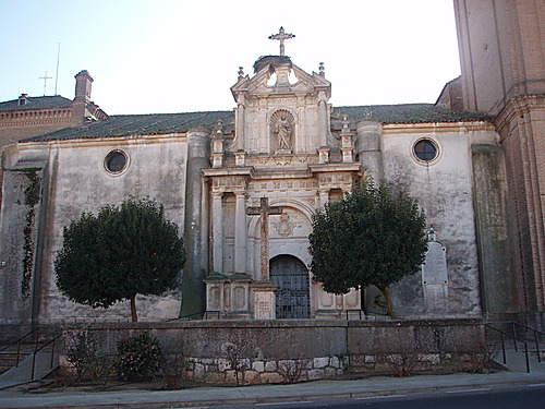 Portón principal de la Iglesia Santa María Magdalena