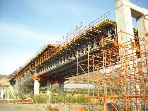 Impresionante estructura para la construcción de la A-7 a su paso por Motril. Diciembre de 2009