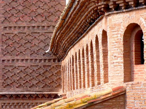 Detalle de la galería y la torre mudéjar de la iglesia de Velilla de Ebro