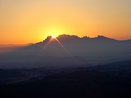 Surt el sol darrera Montserrat