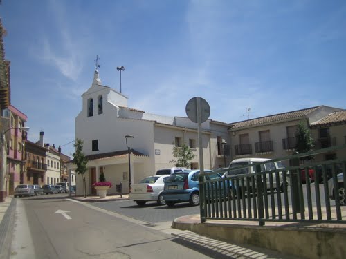 Iglesia y plaza de Montañana