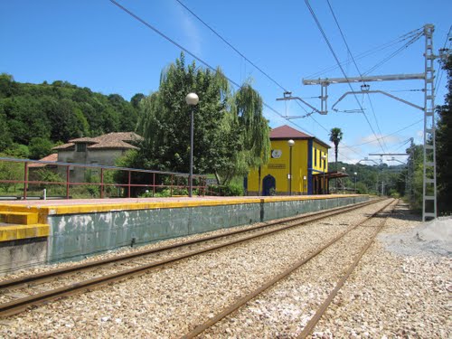 Estación de FEVE (Ferrocarriles Españoles de Vía Estrecha), Soto de Dueñas, Parres. Principado de Asturias.