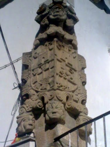 Blasón con motivos Incas o Aztecas, Navas del Madroño.